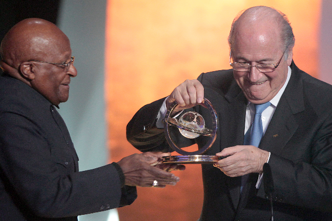 Här ger Sepp Blatter (t.h) årets presidentpriset till sydafrikanen Desmond Tutu.