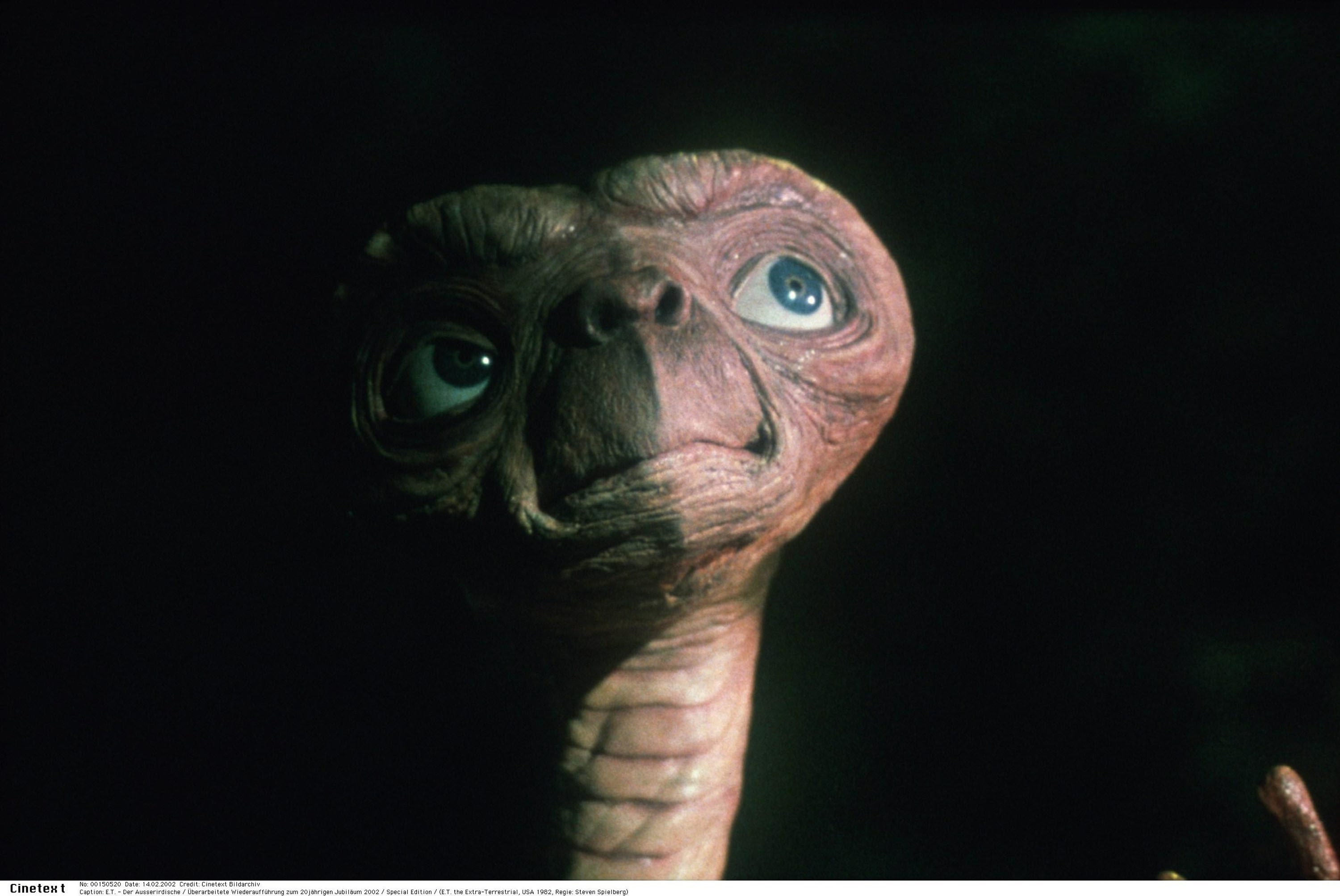 Filmen om E.T. vann titeln som världens bästa familjefilm, enligt en stor brittisk undersökning.