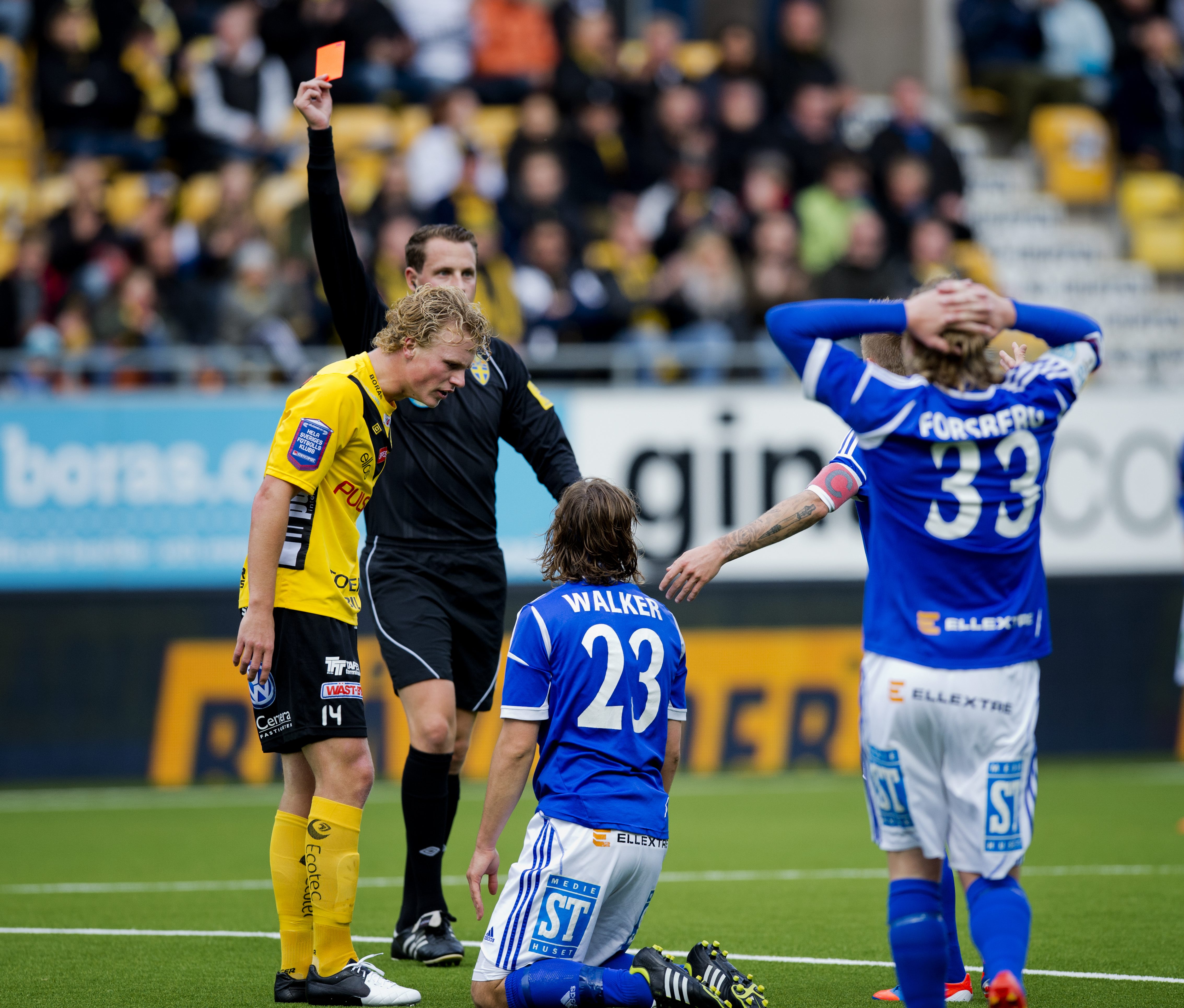 Domaren Andreas Lundberg visar ut Kevin Walker i söndagens allsvenska fotbollsmatch mellan Elfsborg och GIF Sundsvall.