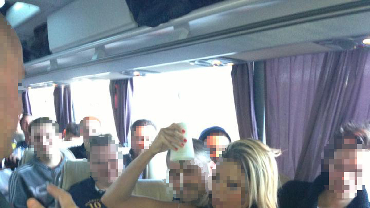 Vissa i bussen tog även bilder med sina kameror. Några bilder hamnade på Facebook.