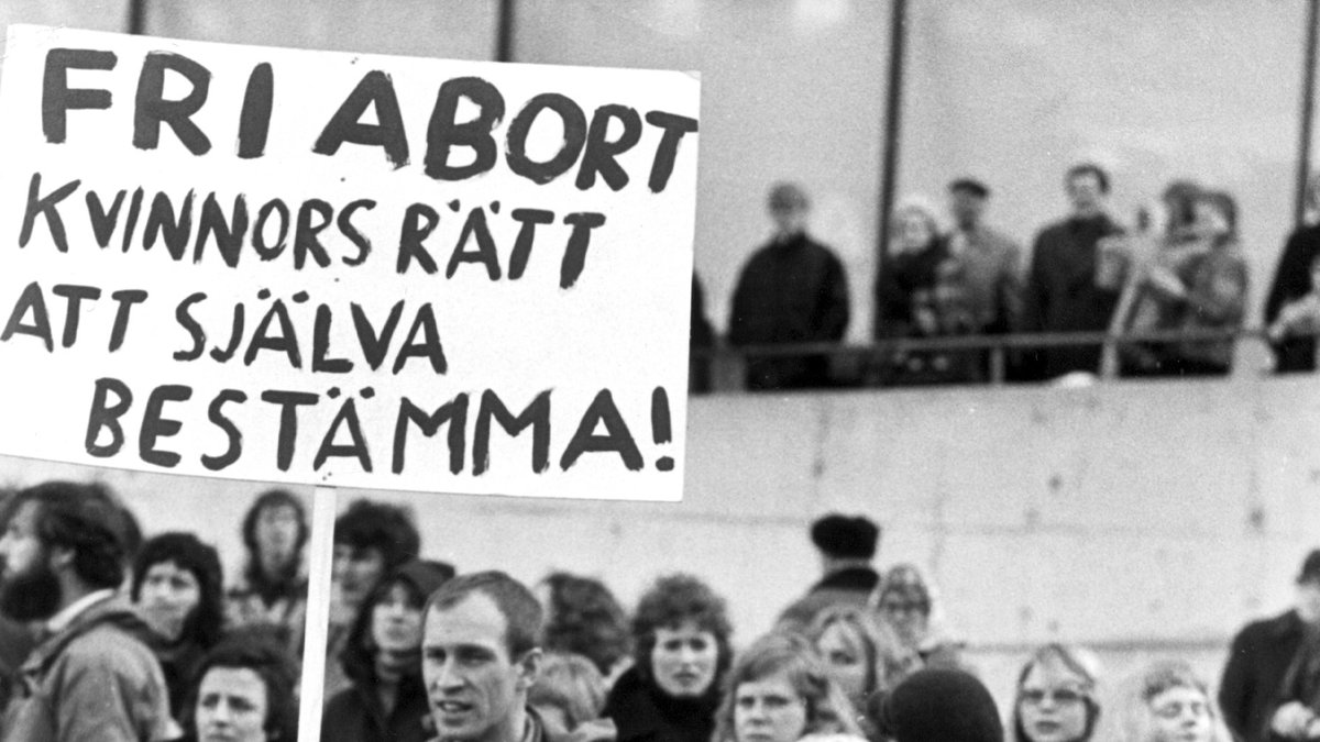 Demonstration på Internationella kvinnodagen i Stockholm, år 1974. Plakat med krav på fri abort.