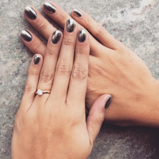 Molly Sandén visar sina naglar – och sin fina förlovningsring! 
