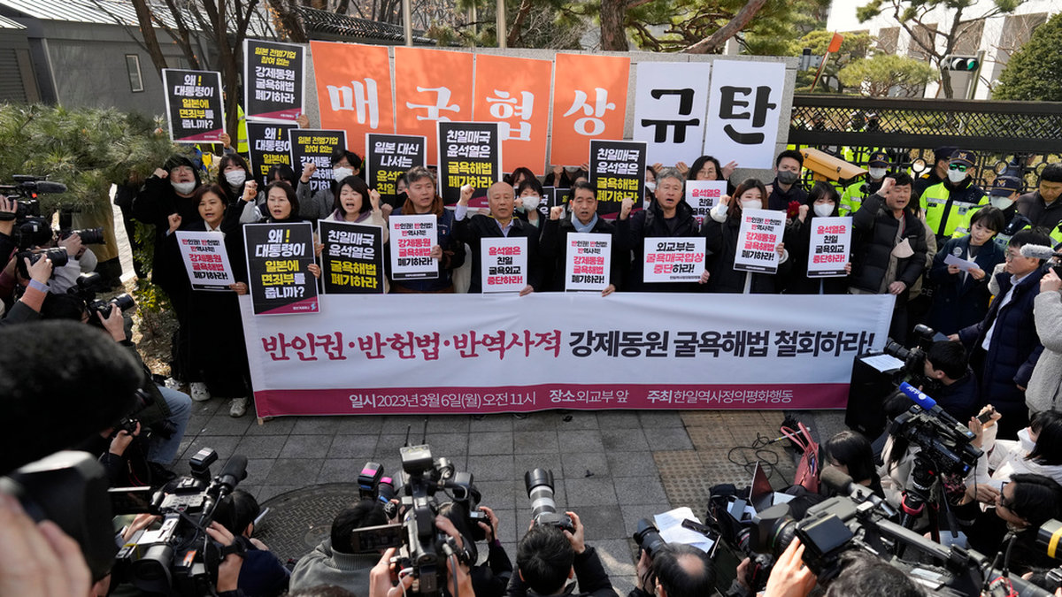 Protester i Seoul efter beskedet.