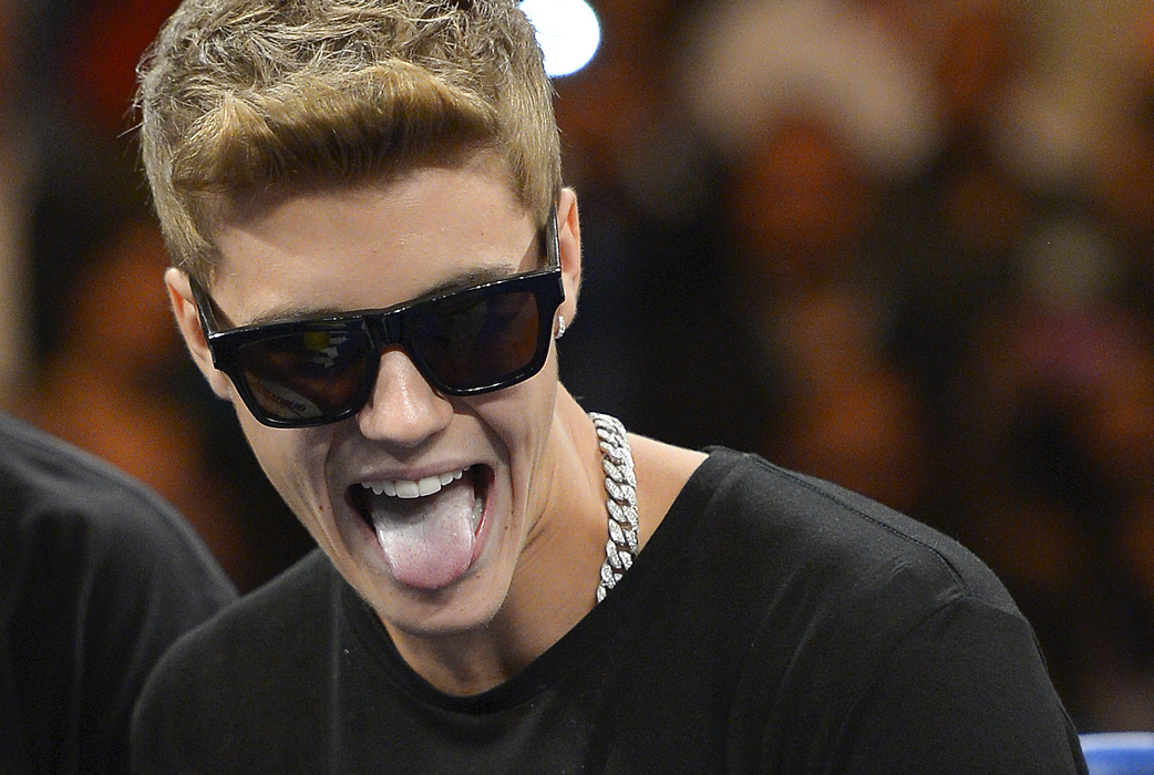 Förra året stämdes Justin Bieber av en man från Michigan. Mannen hävdade att Bieber hade stulit hans kreditkort och köpt en penisförstoring för pengarna. Mannen hävdar också att Bieber använde kreditkortet för att köpa en abort åt Selena Gomez. Fallet är ännu inte löst. Förra året stämdes Justin Bieber av en man från Michigan. Mannen hävdade att Bieber hade stulit hans kreditkort och köpt en penisförstoring för pengarna. Mannen hävdar också att Bieber använde kreditkortet för att köpa en abort åt Selena Gomez. Fallet är ännu inte löst.