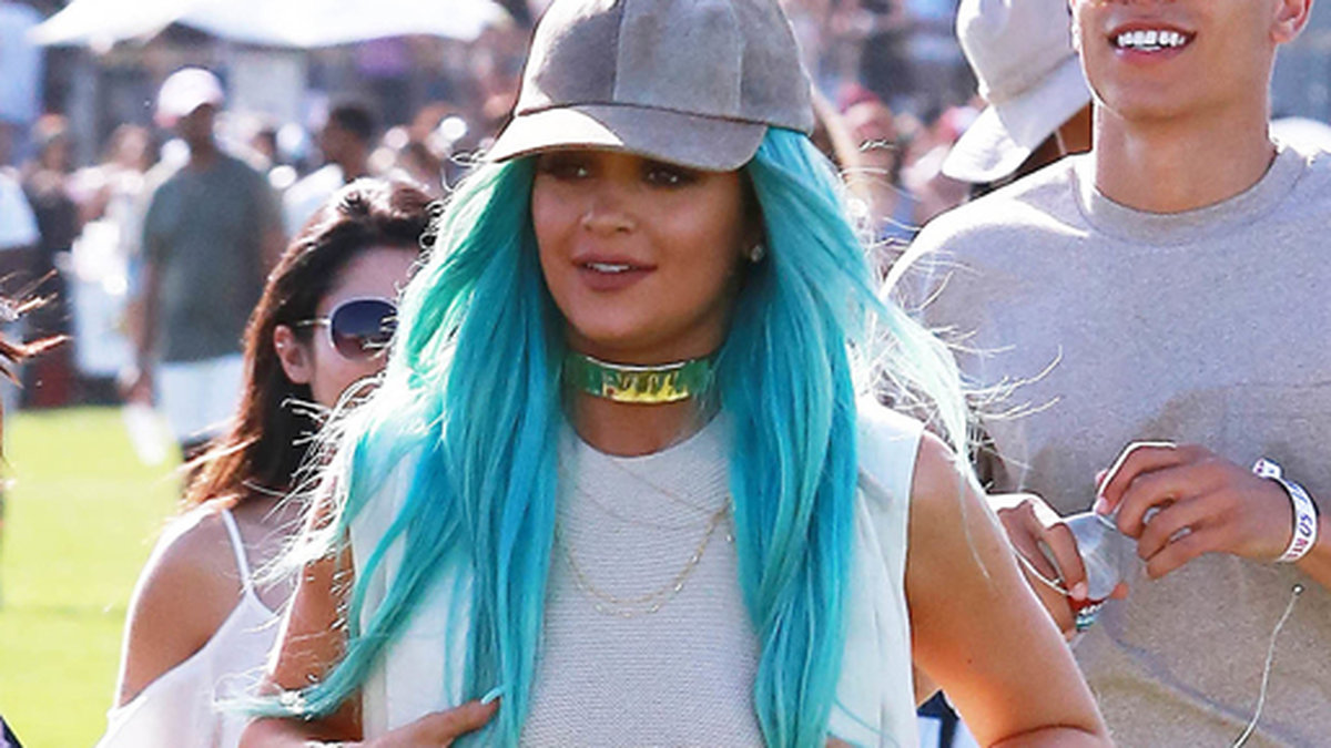 Kylie Jenner matchade sitt turkosa hår med turkosa naglar. 