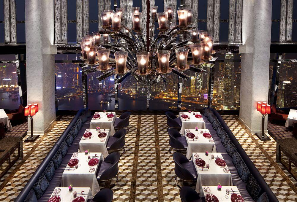 Här kan du få fine dining – håll i dig nu – 484 meter över havet. Hotellet har inte mindre än två restauranger med stjärnor i Michelinguiden. Det finns även en skybar på 118:e våningen. Här kan du få fine dining – håll i dig nu – 484 meter över havet. Hotellet har inte mindre än två restauranger med stjärnor i Michelinguiden. Det finns även en skybar på 118:e våningen.