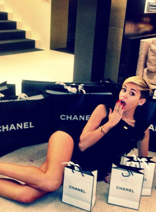 Miley har shoppat loss på Chanel. Miley har shoppat loss på Chanel.