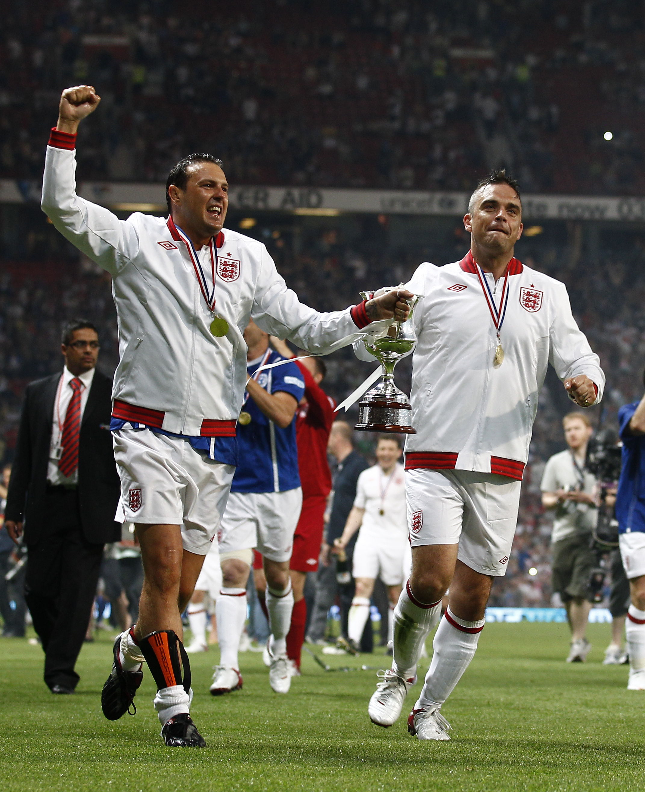 Många kändisar deltog. Här firar Robbie Williams (höger) Englands 3-1-seger tillsammans med Paddy McGuiness.