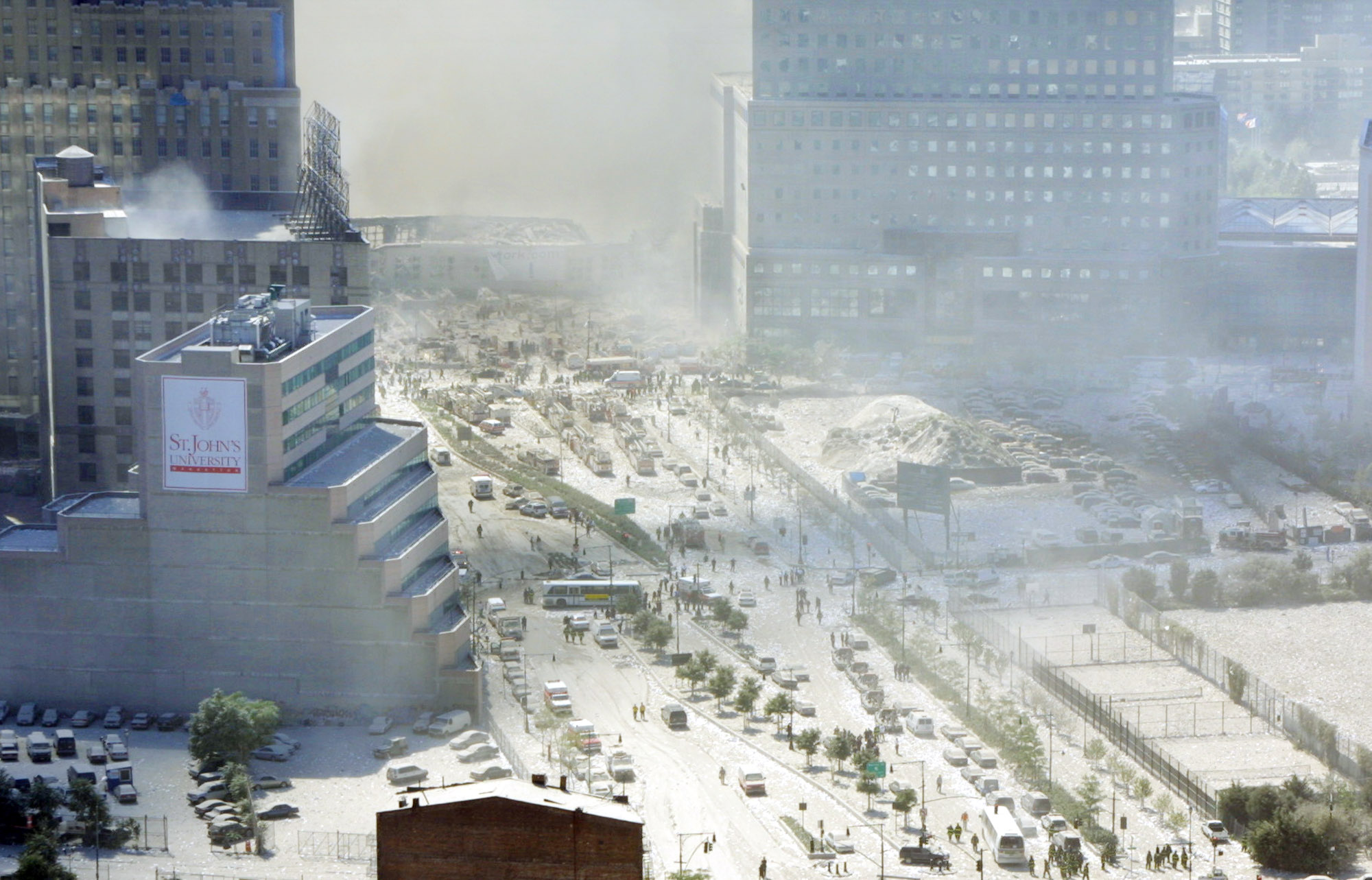 Efter att askan lagt sig såg staden ut att vara täckt av ett snölager. 
FOTO: David Karp / SCANPIX