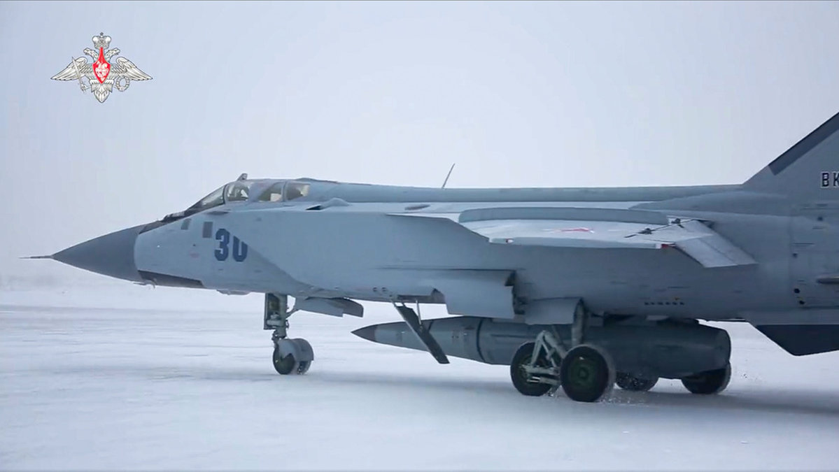 Fotot visar ett ryskt stridsflygplan som bär en hypersonisk stridsrobot. Arkivbild.