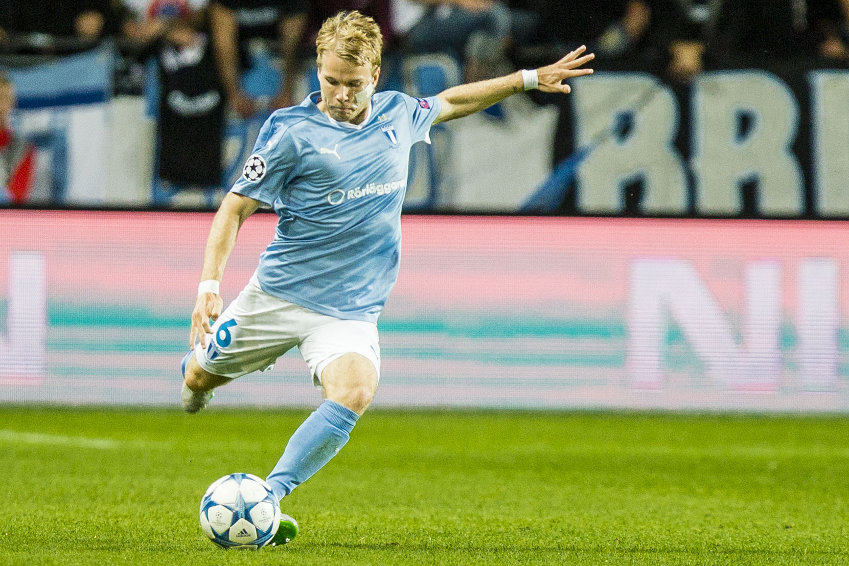 1. Malmö FF:s Oscar Lewicki tar sikte. Förra året tjänade han 2 863 000 kronor. 1. Malmö FF:s Oscar Lewicki tar sikte. Förra året tjänade han 2 863 000 kronor.
