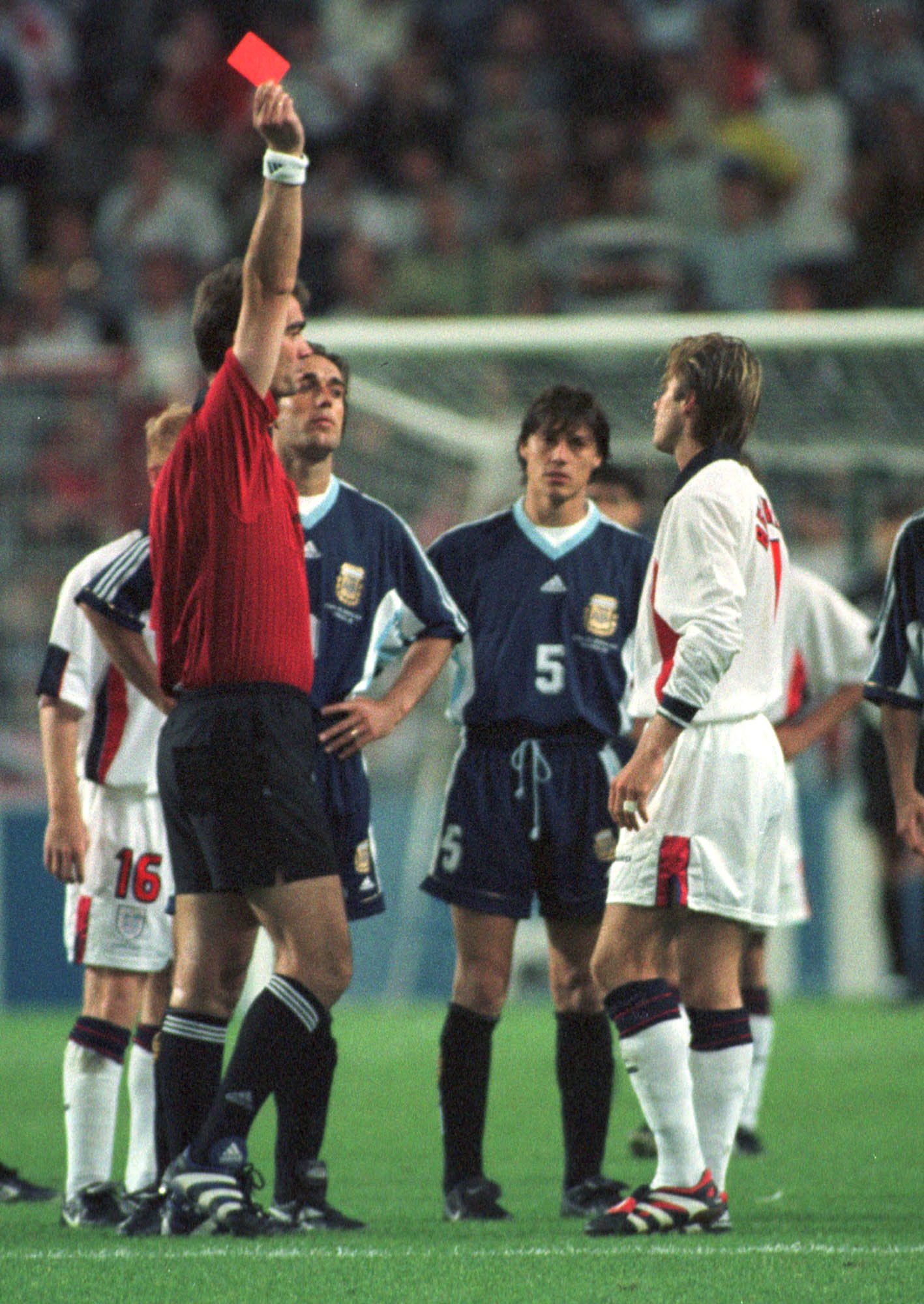 Det berömda röda kortet mot Argentina i VM-kvartsfinalen 1998. Ett rött kort som gjorde honom hatad i England i några år. Det berömda röda kortet mot Argentina i VM-kvartsfinalen 1998. Ett rött kort som gjorde honom hatad i England i några år.
