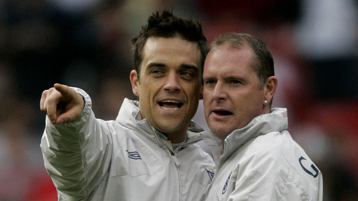 Gascoigne tillsammans med Robbie Williams under en välgörenhetsmatch. 