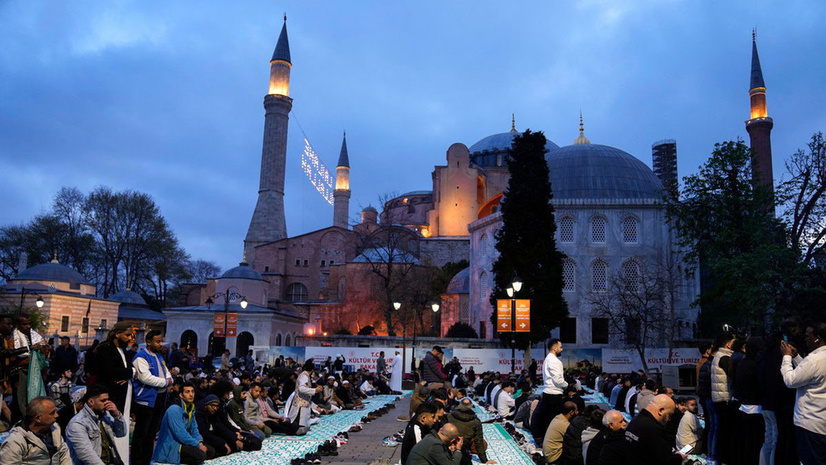 Muslimer i bön utanför Hagia Sofia i Istanbul, under den första dagen av id.