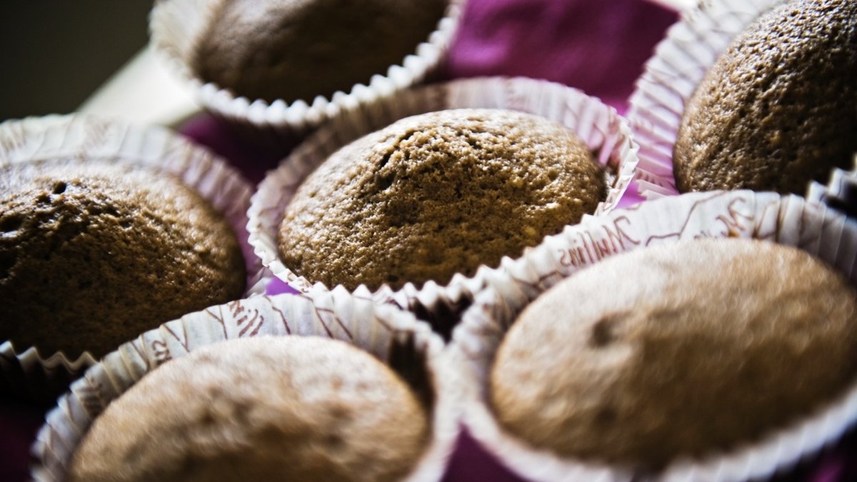 En nioårig flicka och hennes mamma råkade äta haschmuffins och fick föras till sjukhus efter att ha drabbats av yrsel, illamående och andningssvårigheter. Arkivbild på chokladmuffins utan hasch.
