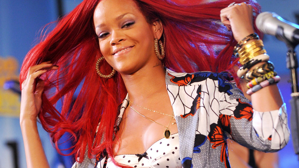 Rihanna uppträder 2010.