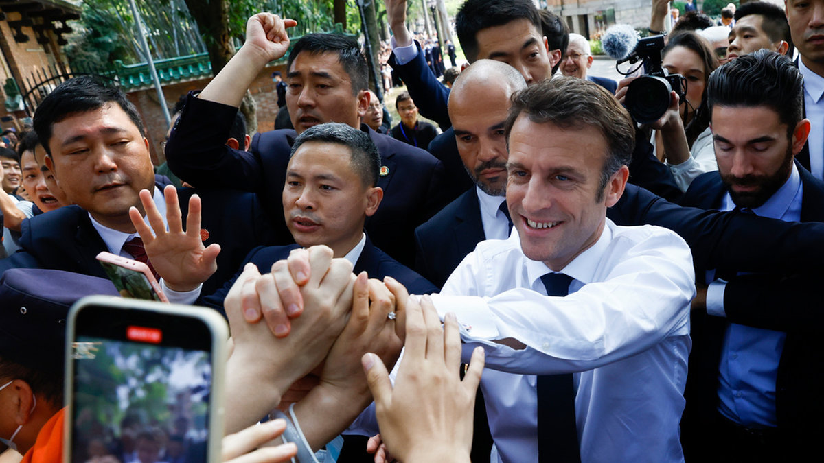 Frankrikes president Emmanuel Macron glatt välkomnad vid sitt besök på ett universitet i Kanton på långfredagen. Arkivfoto.