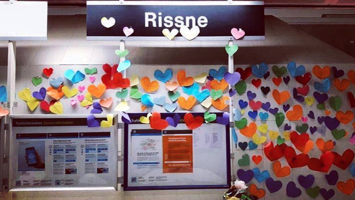Nere på tunnelbaneperrongen har väggarna fyllts av hjärtan i regnbågens alla färger som en kärleksmanifestation av medlemmar från Liberala ungdomsförbundet LUF.