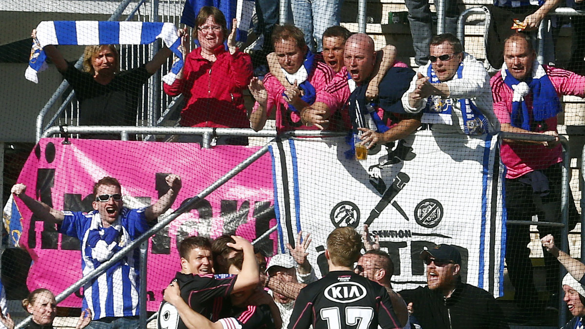 Göteborgsjubel vid 1-0 målet med Hannes Stiller och Tobias Hysén som kramar om målskytten Philip Haglund