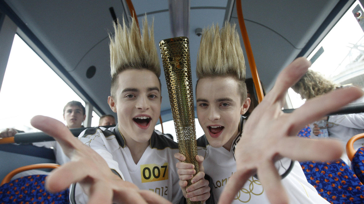De irländska tvillingarna John och Edward, 20 år, uppträder på Pride.