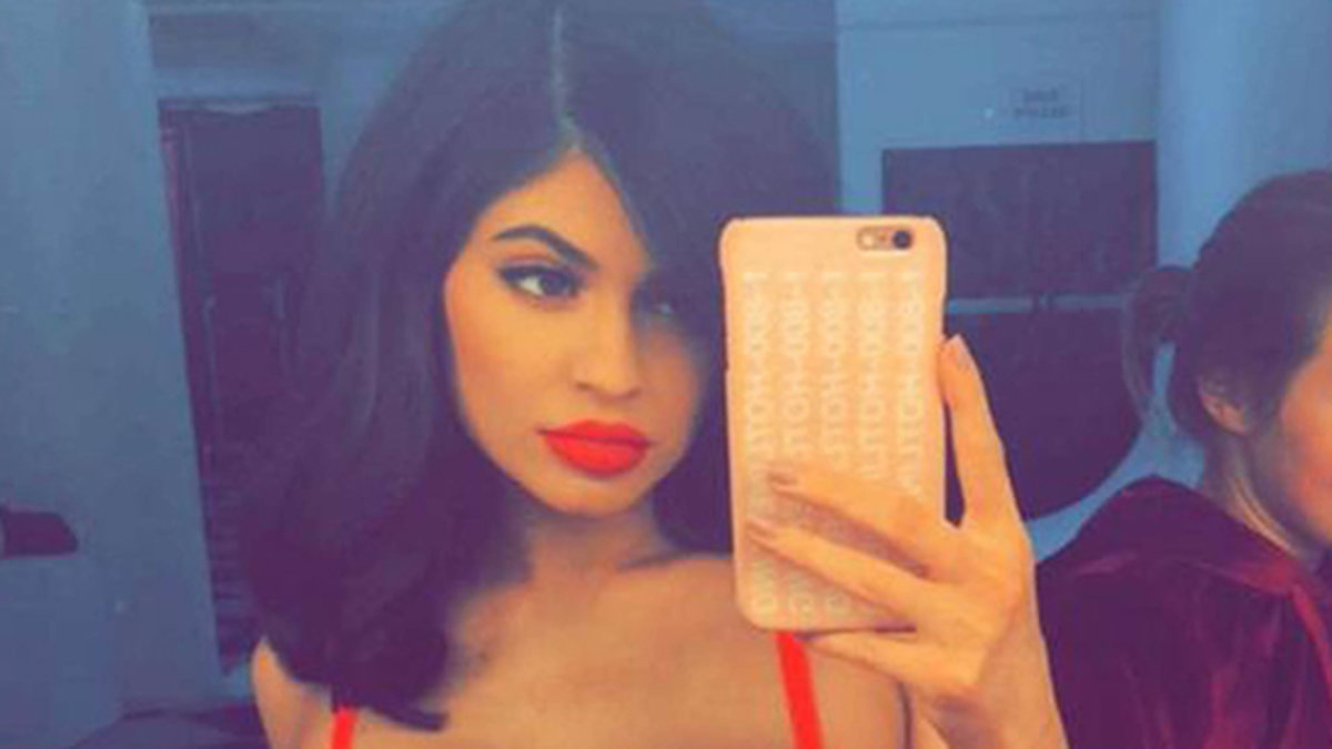 Kylie Jenner tar en selfie. 