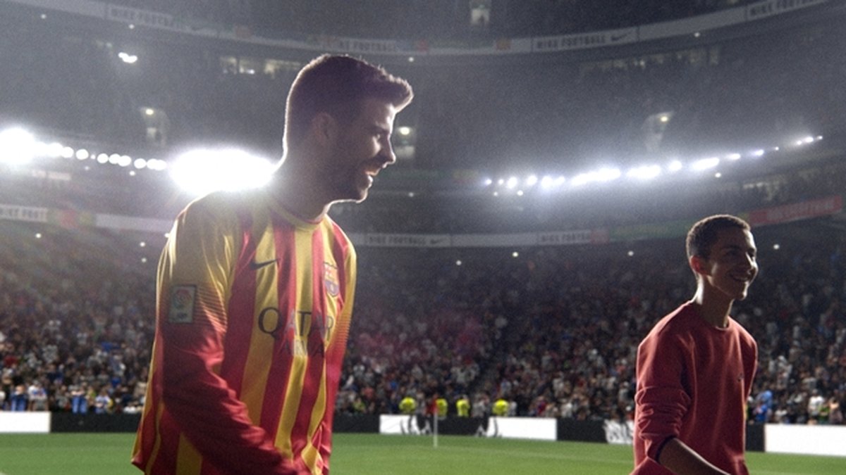 Gerard Pique får vara med i Barcelona-tröja – eftersom Nike inte sponsrar Spaniens landslag. 
