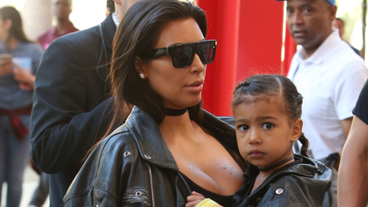 NAAAAW! Kim Kardashian med dottern North West i Beverly Hills. 