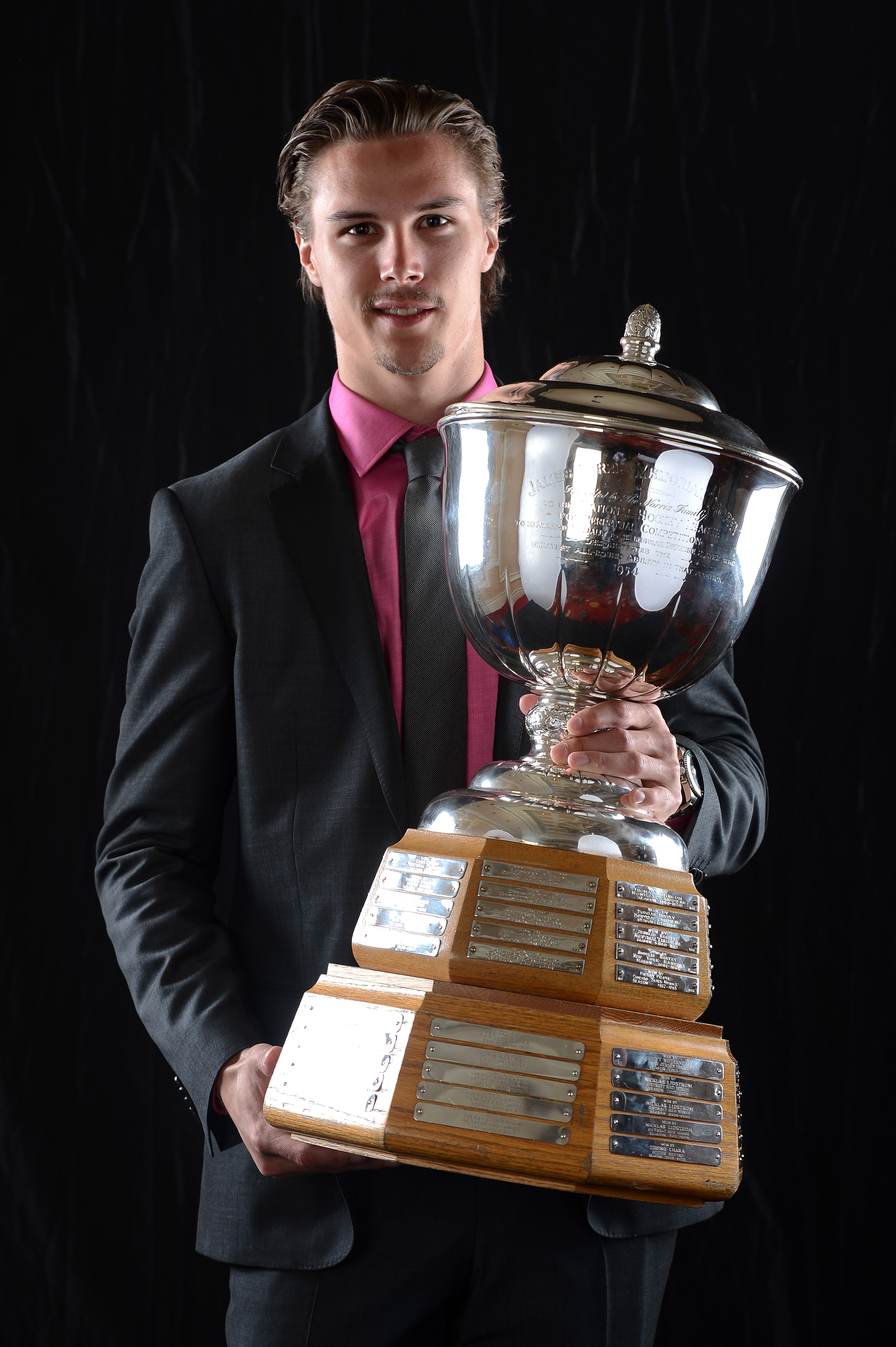 Erik Karlsson med James Norris Trophy, priset för NHL:s bäste back.