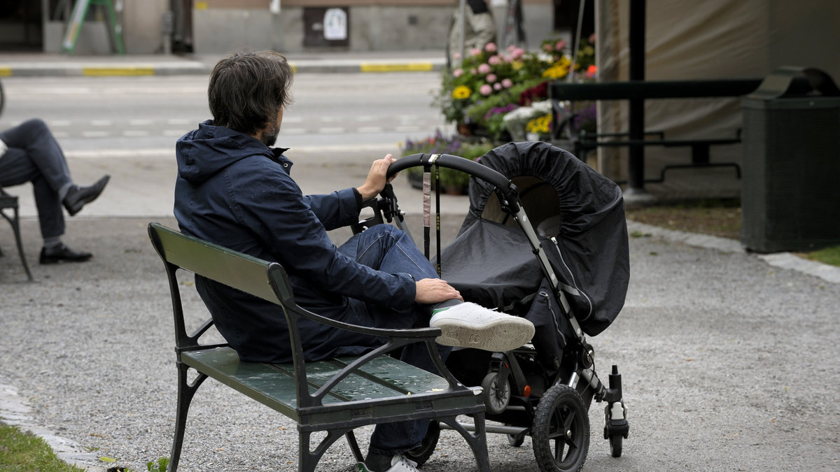 Barnet hittades när en psyksjuk man gick runt med vagnen i en park i Köpenhamn.