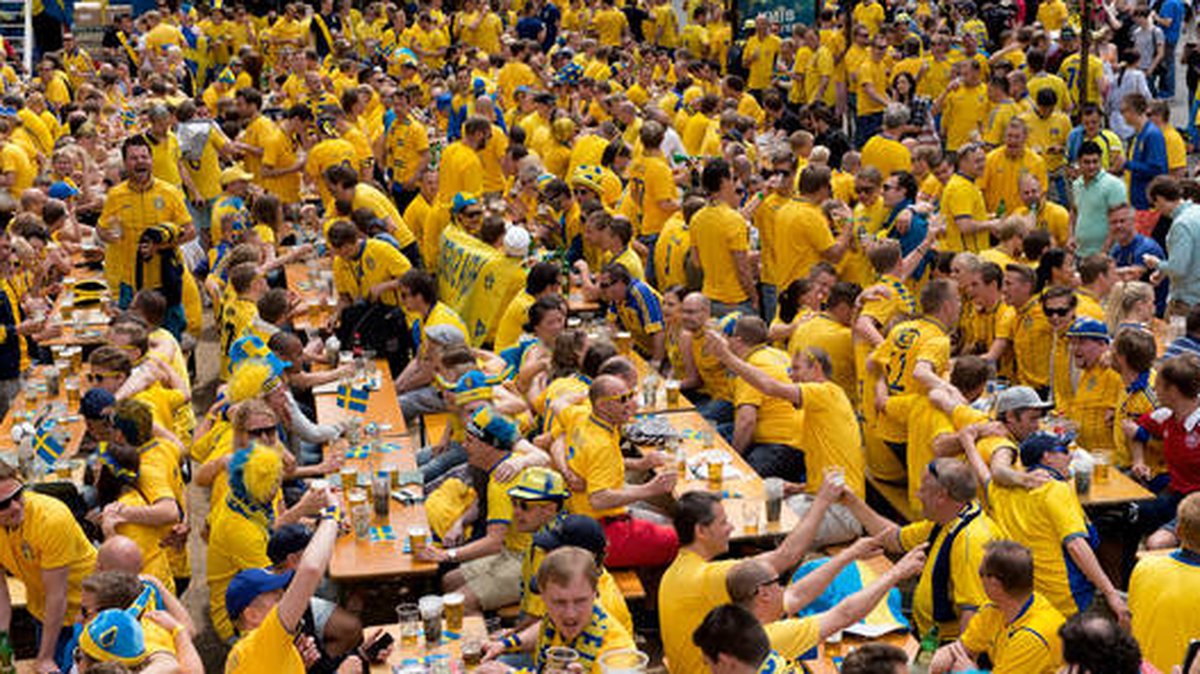 Svenska supportrarna gillar öl, sommar och fotboll. 