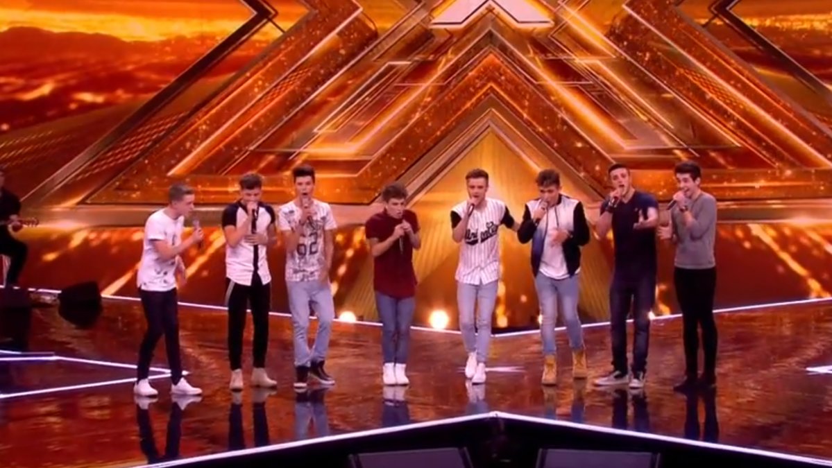 Killarna bjuder juryn på en show de sent ska glömma i årets upplaga av X Factor UK. 