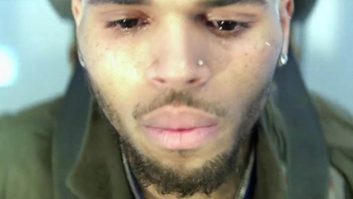 Chris Brown gråter. 