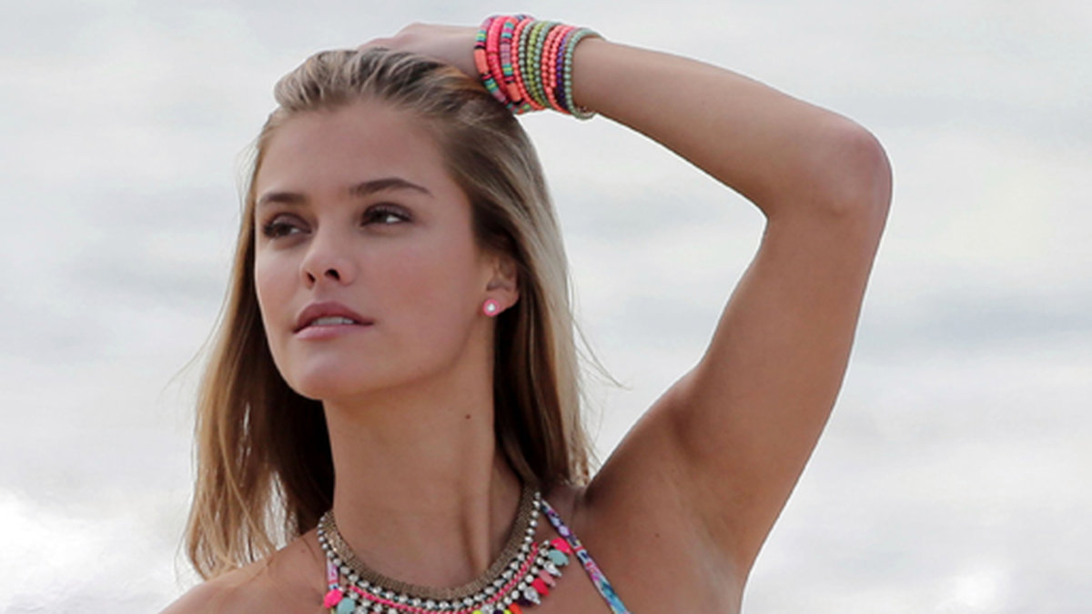 Modellen Nina Agdal plåtas på en strand i Los Angeles. 