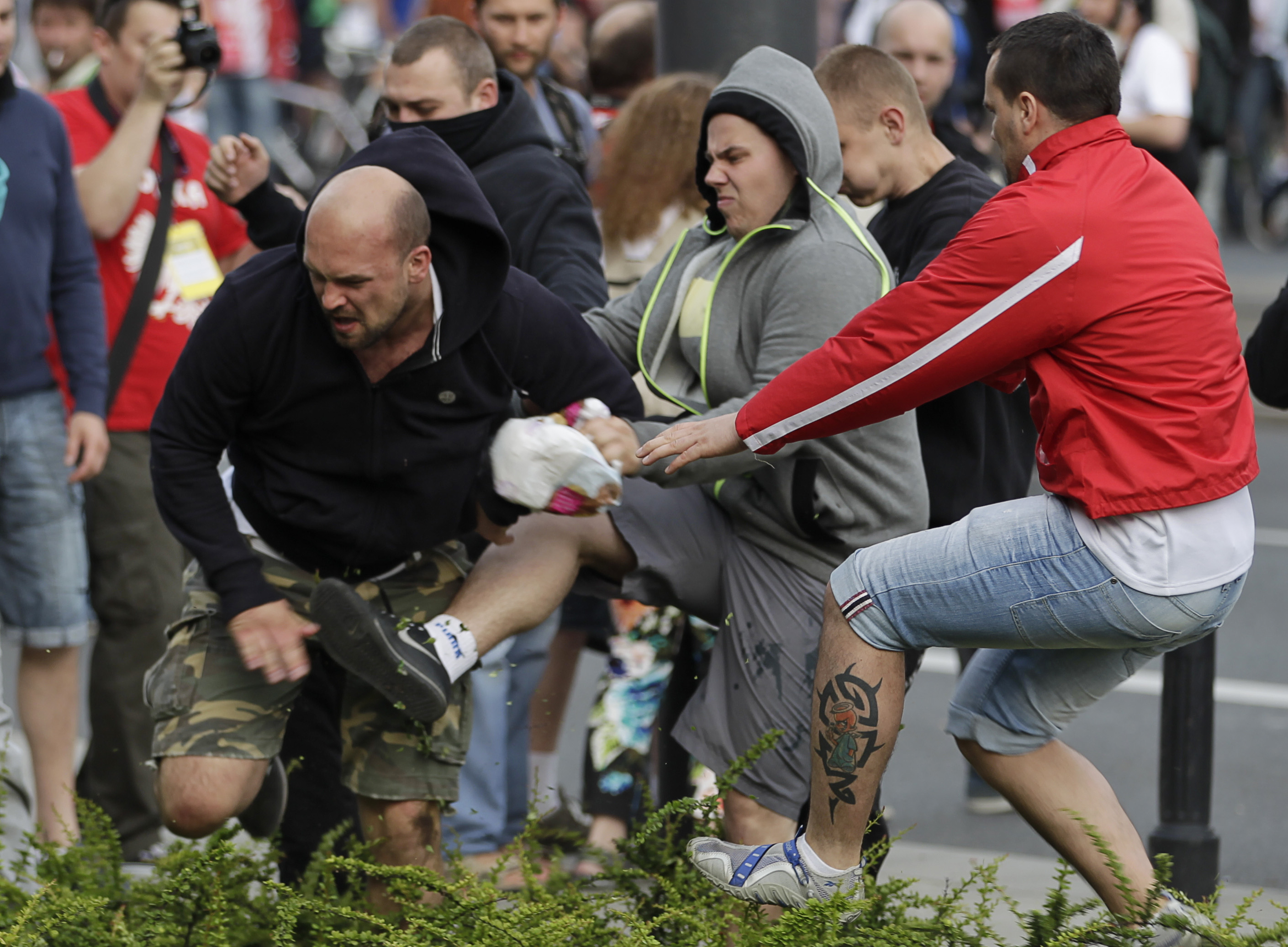 EM-matchen mellan Polen och Ryssland överskuggades av våldsamheter både före och efter matchen.