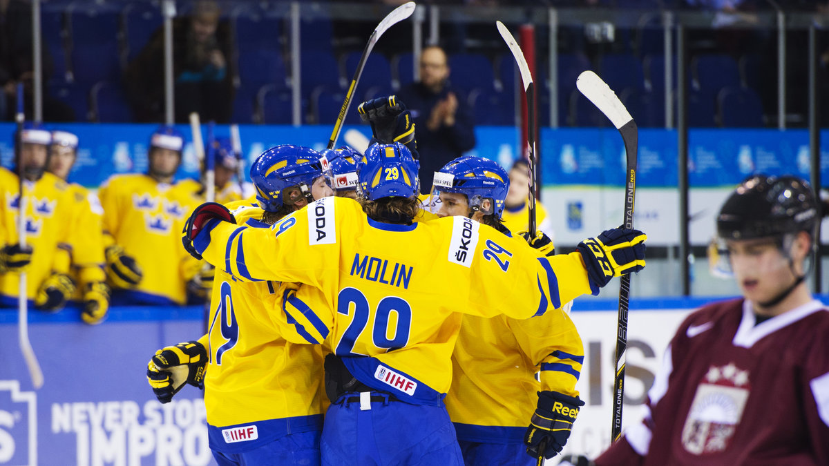 Sverige dominerade matchen mot Lettland - men målfesten fick vänta till sista perioden.