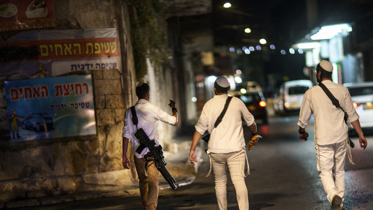 Beväpnade israeler på gatan i Lod i centrala Israel. Arkivbild.
