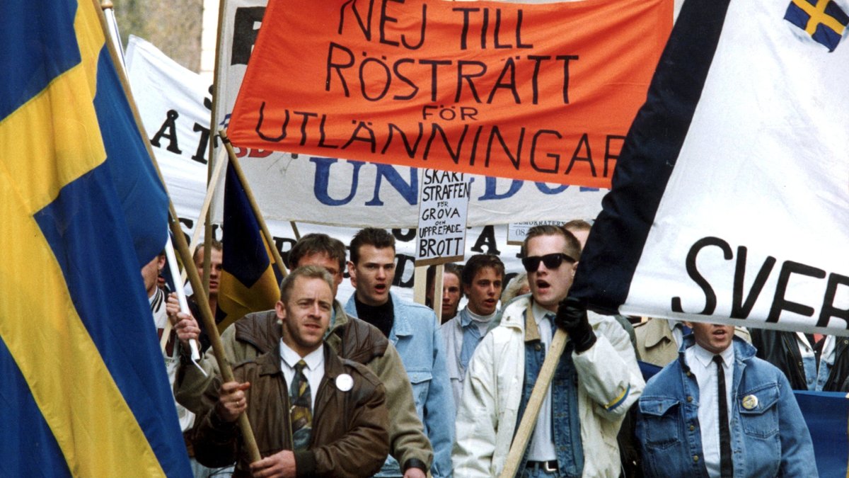 Partiets första ledare Leif Ericsson hade tidigare varit engagerad i nazistiska Sverigepartiet och Bevara Sverige svenskt. Bilden visar en tidig SD-demonstration. 