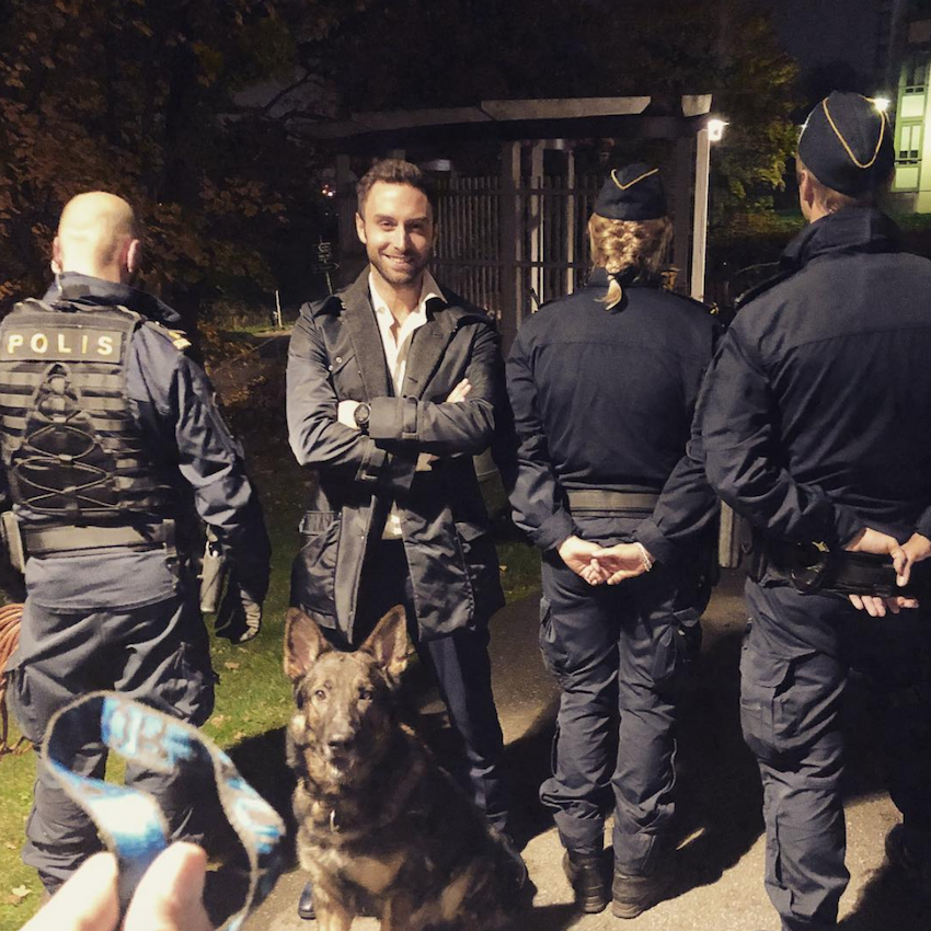 Måns Zelmerlöw med tre poliser och en polishund. Måns Zelmerlöw med tre poliser och en polishund.