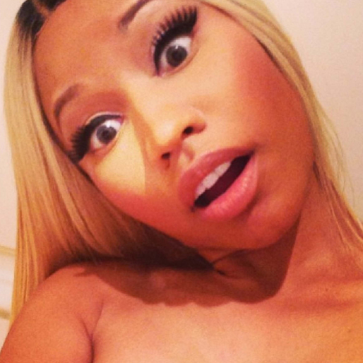 Nicki Minaj gör en aningen chockad selfie. Nicki Minaj gör en aningen chockad selfie.