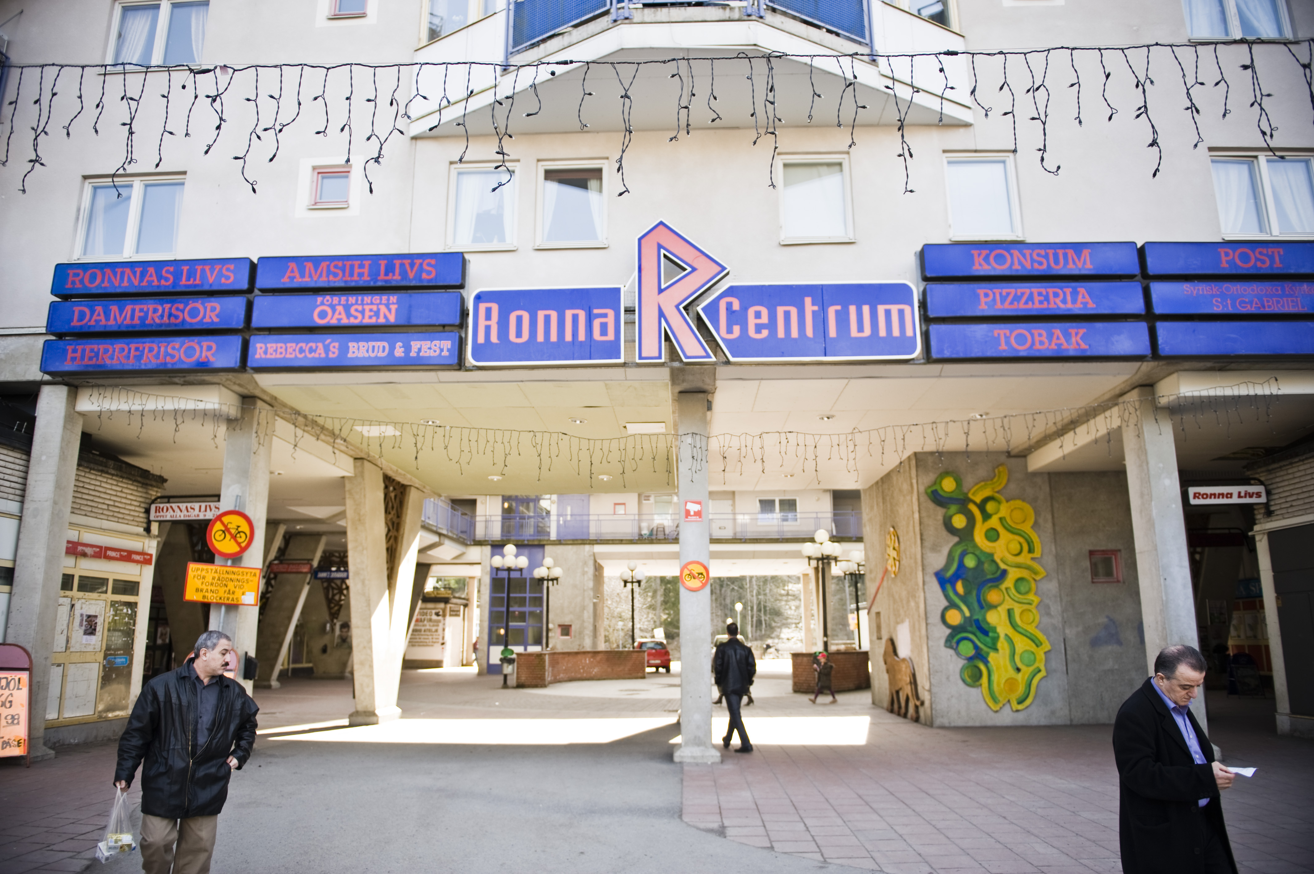 Två personer sköts ihjäl i Ronna centrum i Södertälje natten till torsdag.