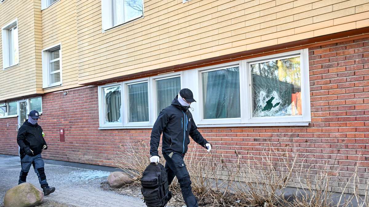 Polis på plats i Tyresö, söder om Stockholm, efter insatsen i mars då de två bröderna greps.