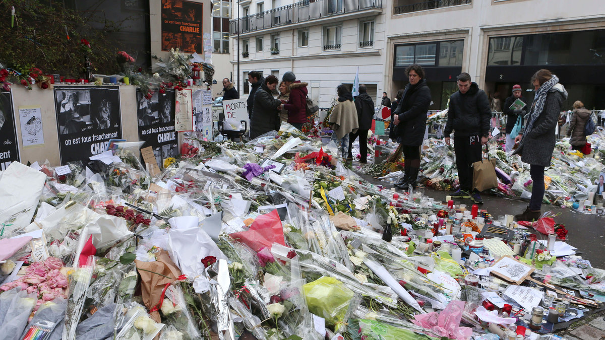 Blommor vid Charlie Hebdos redaktion.
