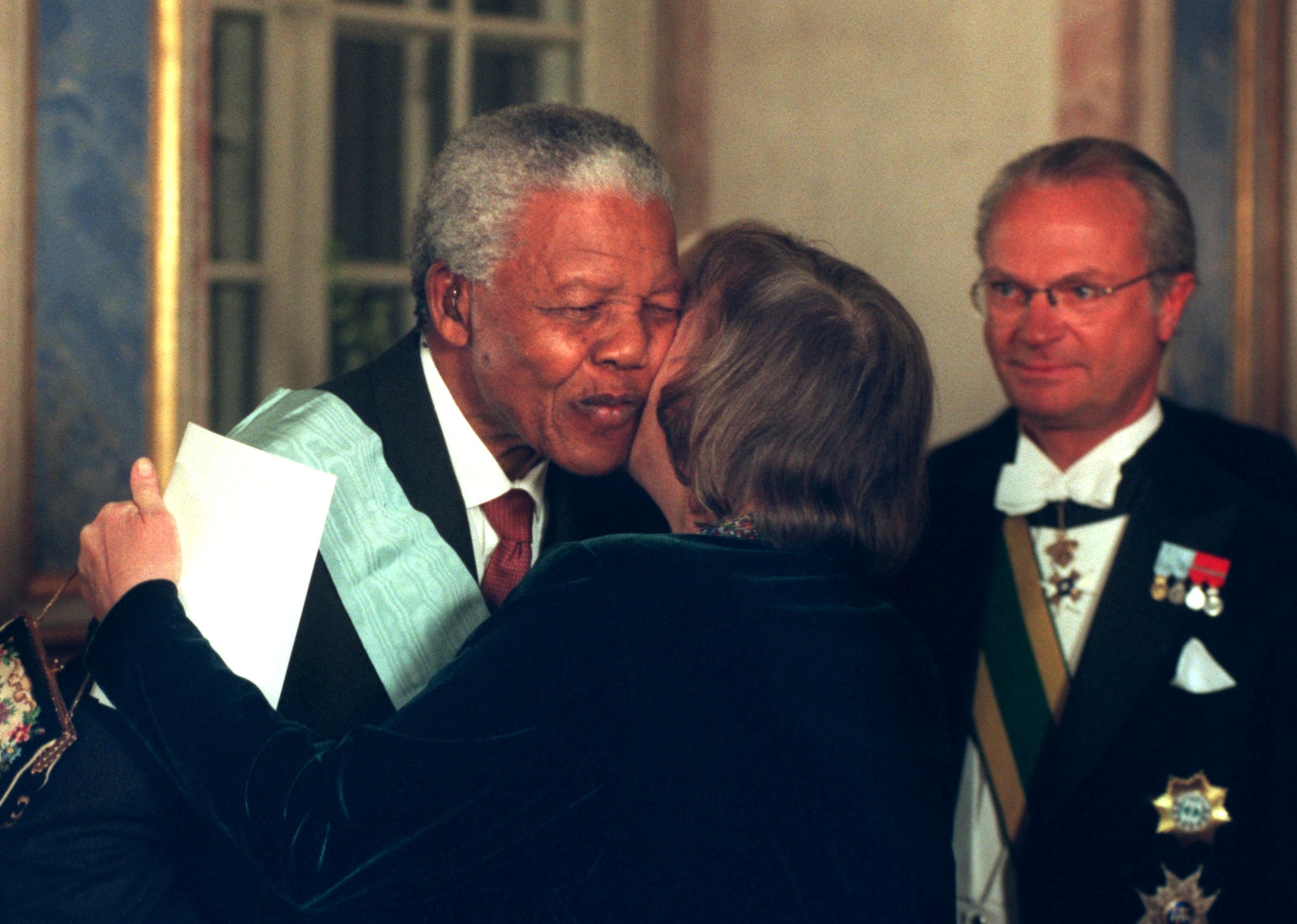 1988: Lisbeth Palme kramar Nelson Mandela