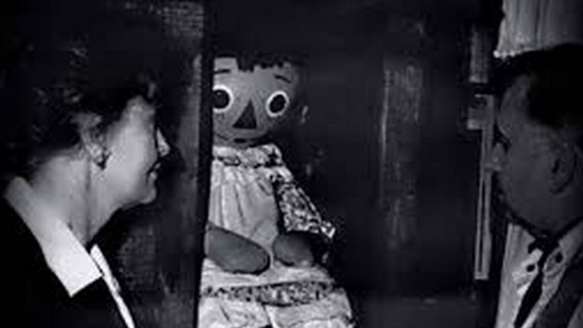 Enligt historier ska dockan ha varit besatt av en ond demon. 