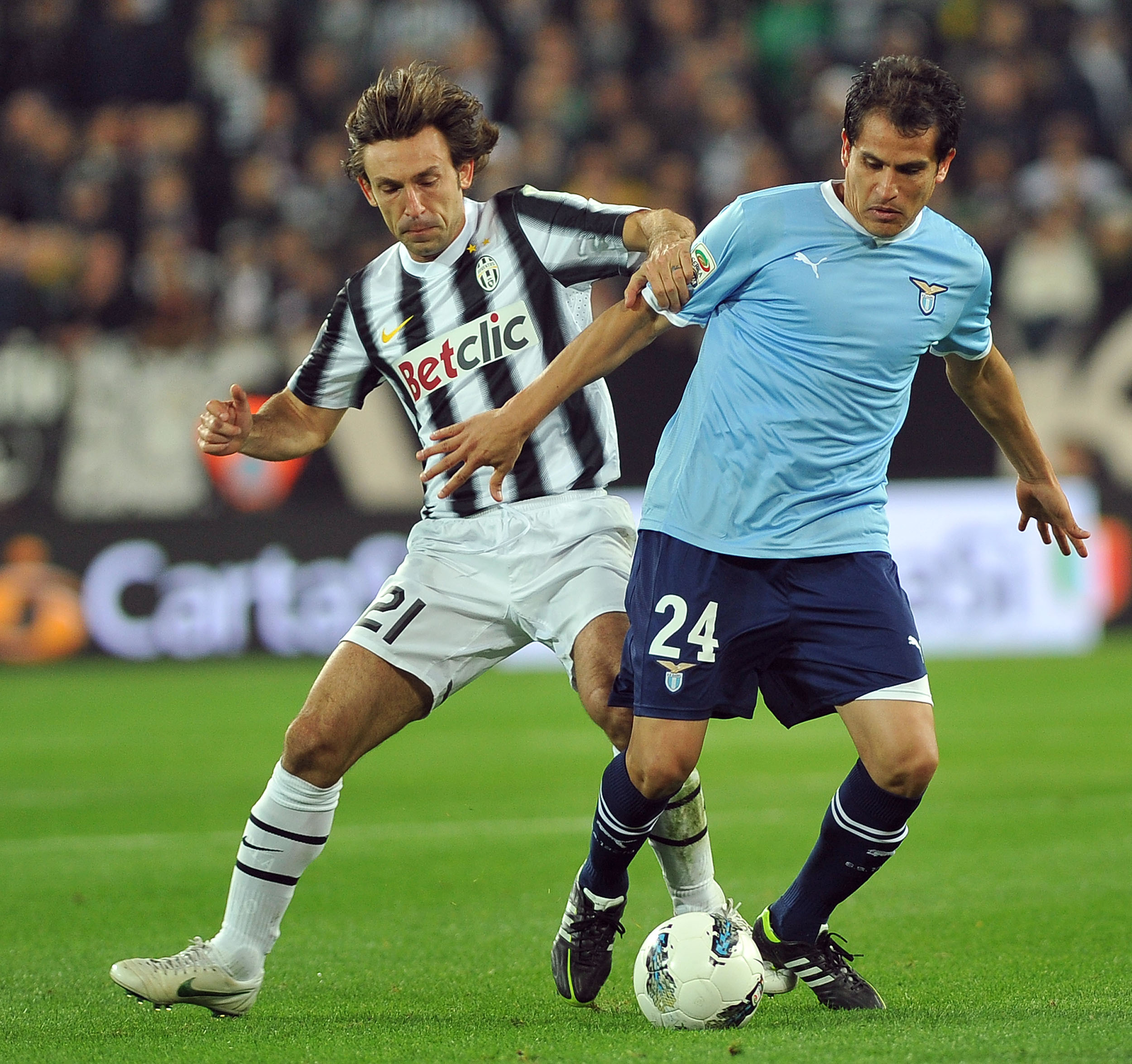 Juventus Andrea Pirlo och Lazios Cristian Ledesma i kamp om bollen.
