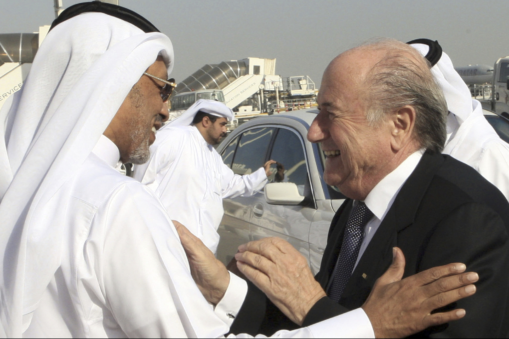 Här diskuterar Blatter med bin Hammam inför omröstningen om var VM-slutspelet 2022 ska spelas.