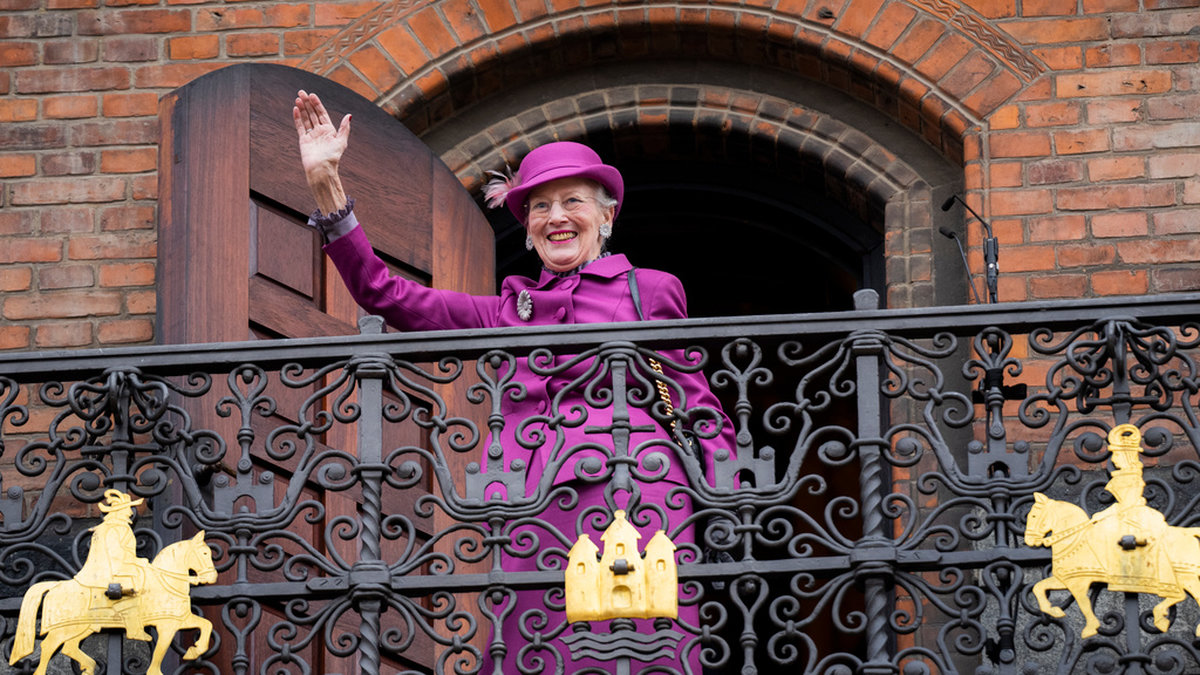 Drottning Margrethe vinkar till folket från balkongen på Köpenhamns Rådhus.
