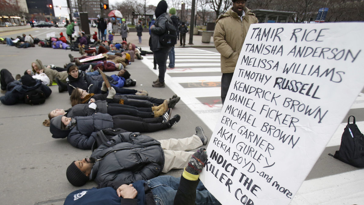 Demonstranter ligger ner i protest mot dödsskjutningen av Tamir Rice.
