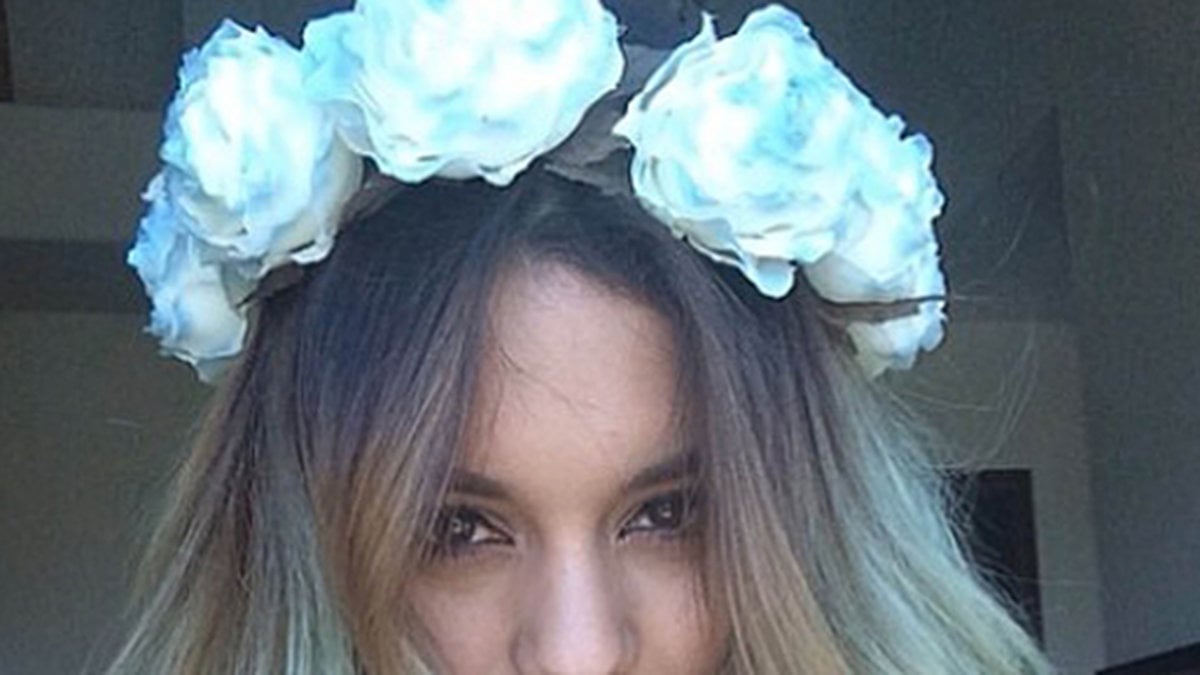 Vanessa Hudgens med blomsterkrans runt huvudet. 