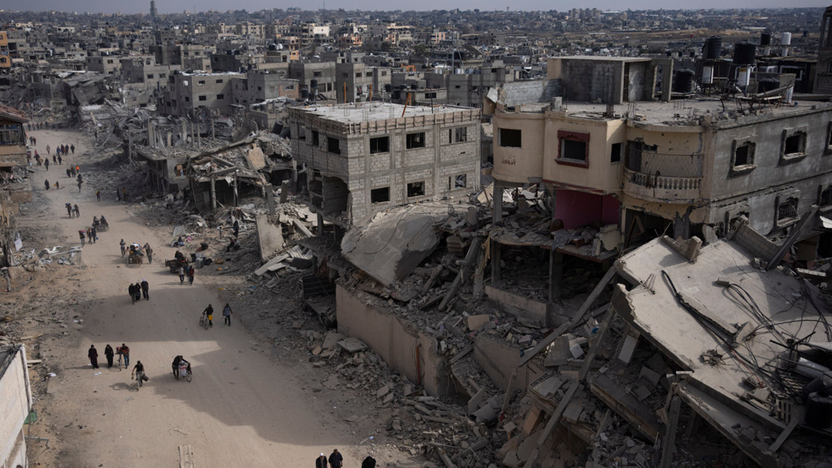 Palestinier går genom förstörelse i Khan Yunis. Arkivbild.